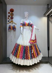 Conjunto de Lehenga Choli Reversible con Estampado Geométrico Rojo para Mujer, con Dupatta, Cuello Pronunciado, Ribete en Contraste, Largo hasta el Suelo, para Bodas y Diwali - Product Image 5