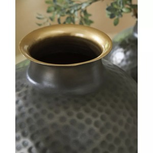 Jarrón Decorativo Minimalista de Metal con Asa, Acabado Negro Mate, 23.5 cm de Altura - Product Image 2