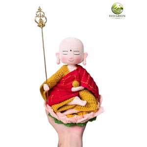 Poupée Bouddha en crochet brodée à la main, en coton, avec robe rouge et base lotus, figurine spirituelle pour la méditation, cadeau - Product Image 3