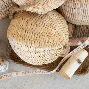 Boule de décoration de Noël en jonc de mer écologique vietnamien, design naturel et durable pour les célébrations de fin d'année - Product Image 5