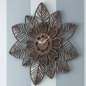 Horloge horizontale en métal avec feuilles d'or et un cadran ovale noir élégant. Pièce de luxe moderne disponible à prix de gros. - Product Image 6