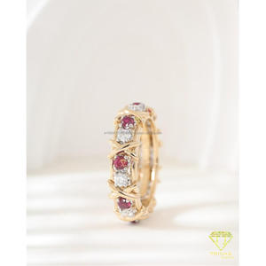 Precioso Anillo de Diamante Cultivado en Laboratorio con Rubí, Oro Amarillo, Corte Redondo, Elegante Joyería Nupcial para Mujer - Product Image 3