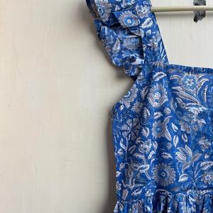 Robe maxi bohème bleue et blanche joyeuse pour l'été, imprimée à la main, à fleurs, sans manches, en coton, avec col carré, robe maxi longue - Product Image 1