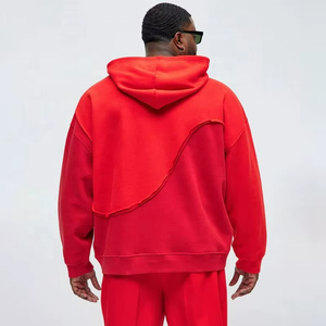 Sweat-shirt à capuche rouge personnalisé pour homme, design à panneaux irréguliers, bords non finis, manches longues - Product Image 1