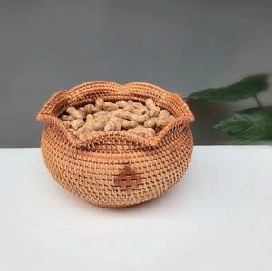 Panier rond tressé avec bord ondulé, en rotin tissé à la main, idéal pour ranger fruits, légumes, pain ou pour une présentation décorative en cuisine - Product Image 2