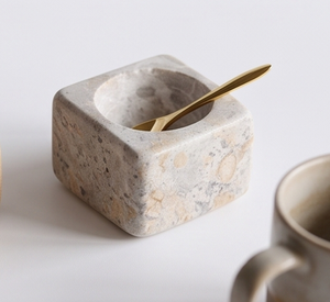 Salières et sucrières carrées artisanales en marbre avec cuillères dorées – Outils durables pour herbes et épices – Élégant accent de table - Product Image 4