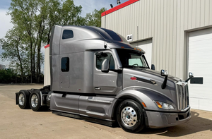 Camión Semi Peterbilt 387 Sleeper 2023 en Perfectas Condiciones - Camión con Techo Elevado y Transmisión Manual de 18 Velocidades en Venta - Product Image 3