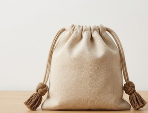 Pochette à cordon personnalisée avec logo vert, en faux daim, pour cosmétiques, bijoux, accessoires, ou comme sac cadeau. - Product Image 3