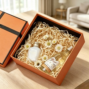 Cajas de Regalo Rígidas Color Naranja, Forma Rectangular con Cinta Negra, Impresión UV, Empaque de Papel de Alta Gama - Product Image 2