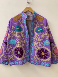 Chaqueta Bomber Reversible de Terciopelo de Algodón con Bordado a Mano, Diseño Floral Vintage, Regalo de Otoño/Invierno para Ella - Product Image 4