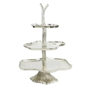 En promotion : Présentoir à dessert vintage fait main en métal à trois niveaux, forme irrégulière, motif végétal, argenté - Product Image 1