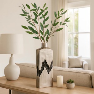 Vase de table moderne en céramique argentée avec motif géométrique noir - Product Image 5