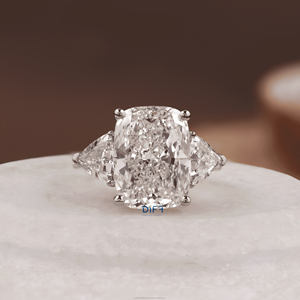 Bague de fiançailles de luxe à trois pierres avec diamant de laboratoire taille coussin allongée 7 carats et halo caché - Product Image 1