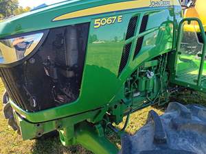 Tracteur agricole John Deere 5067E, 67 CV, 4 roues motrices, moteur diesel, avec direction assistée et qualité de construction robuste - Product Image 6