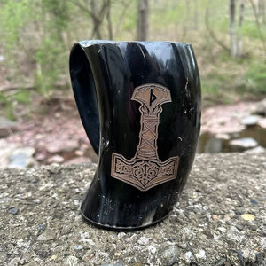 Jarra de cuerno vikinga tradicional hecha a mano para hidromiel, cerveza y celebraciones de temática medieval - Product Image 1