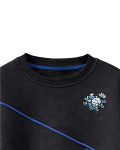 Sudadera Personalizada para Mujer en Bloques de Color Negro y Azul Rey, Sudadera Casual de Invierno con Cuello Redondo y Forro Polar Suave, con Detalle de Bordado - Product Image 5