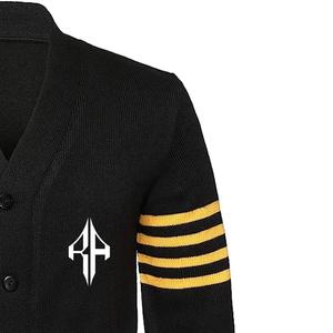 Cardigan noir en tricot à col en V avec logo blanc et rayures jaunes sur les manches pour un look décontracté unisexe en automne - Product Image 5