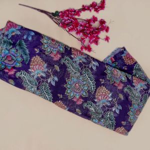 Tissu en Organza Exquis Brodé de Fleurs Magenta Violettes de 60 Pouces avec Accent de Paillettes Scintillantes pour Kaftan et Sari Élégants - Product Image 4