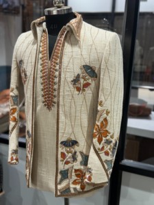 Kurta para hombre con diseño floral y de mariposas bordado, ropa tradicional india y pakistaní para bodas, corte regular. - Product Image 2