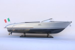 RIVA ISEO Pintado en Plata - Maqueta de Lancha Rápida Europea de Madera Hecha a Mano para Decoración del Hogar, Estilo Náutico o Regalo Empresarial - Product Image 2