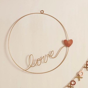 Couronne murale minimaliste en fil métallique doré avec un élégant écriture cursive « Love » et un charmant accent cœur en cuivre - Product Image 1