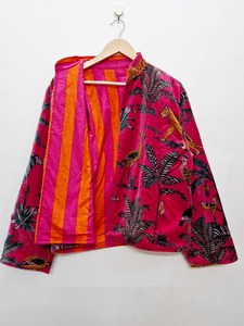 Blouson court bomber en velours imprimé jungle rose, manteau court imprimé animal, blazer élégant pour l'hiver - Product Image 4