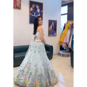 Vêtements et accessoires musulmans traditionnels de créateur, Lehenga Choli brodé pour les fêtes - Product Image 4
