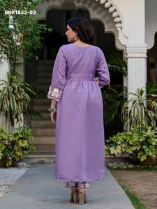 Hermoso Conjunto de Kurti Largo Recto de Seda Romana con Bordado de Cadena de Hilo Blanco y Trabajo Butta, y Pantalón a Juego - Suministro al por Mayor - Product Image 2