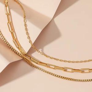 สร้อยคอแฟชั่นแบบเลเยอร์ สไตล์ยุโรปอเมริกันย้อนยุค ชุบทอง 18K บนไทเทเนียมสตีล ดีไซน์คลิปหนีบกระดาษ แบบกล่อง ขายส่ง - Product Image 3