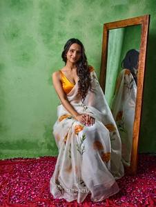Sari de créateur Floral Grace, Sari Royal Blossom, Sari en soie avec perles et Katdana, Soie Tebby douce, imprimé floral avec perles et Katdana - Product Image 2