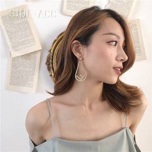 ต่างหูเพชรทรงกลมเจียระไนแบบบริลเลียนท์จากหินธรรมชาติ ทองคำแท้ 18K สำหรับงานแต่งงานและงานฉลองครบรอบ - Product Image 1