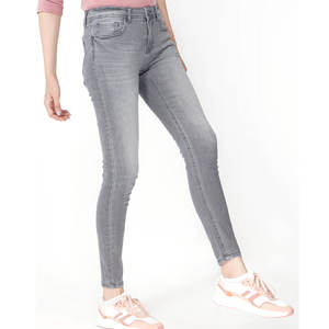 Los jeans ajustados de mezclilla elástica de algodón para mujer son una opción a la moda para damas. - Product Image 2