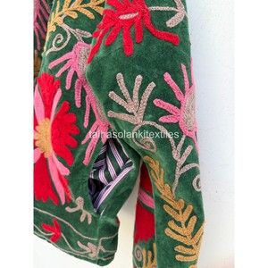 Chaqueta de Terciopelo Suzani al por Mayor, Chaqueta Bordada Floral Hecha a Mano, Chaqueta Boho Hippie con Forro Interior de Algodón, Chaqueta de Invierno - Product Image 4