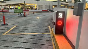 Barrera Inteligente con Motor DC sin Escobillas y LED, con Reversa Automática, Brazo Telescópico de 4.5M para Sistema de Seguridad de Estacionamiento - Product Image 6