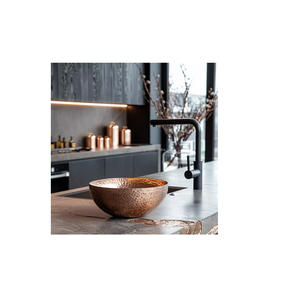 Évier de cuisine en cuivre rustique fabriqué à la main avec une texture martelée antique et un design frontal de tablier traditionnel pour les chefs à domicile - Product Image 4