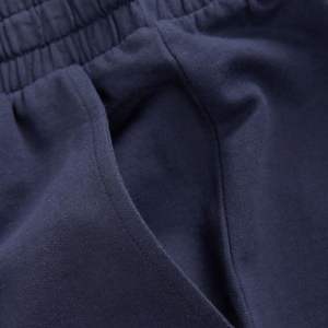 กางเกงวิ่งผ้าฝ้ายระบายอากาศได้ดี มีกระเป๋า รับทำโลโก้ตามสั่ง ขายส่งแบบ OEM กางเกงขาสั้นแบบ Sublimation ลายย้อมสี - Product Image 5