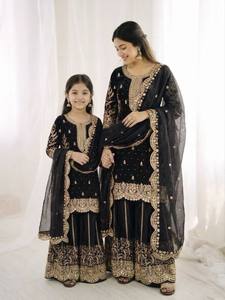 ชุดเด็กกำมะหยี่สีดำปักลายทองแบบปากีสถานอินเดียสำหรับงานเทศกาล พร้อมผ้าคลุมไหล่ - Product Image 2