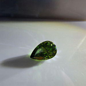 Diamant de laboratoire vert vif fantaisie taille poire 1,5 carat VS2 certifié IGI, pierre précieuse non montée - Product Image 3