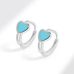 Pendientes de aro con esmalte en forma de corazón – Acabado plateado en acero inoxidable - Product Image 2