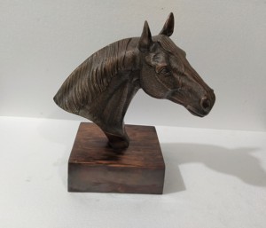 Escultura Metálica Moderna de Cabeza de Caballo con Colores y Tamaños Personalizables en la Base, Acabado Plateado - Product Image 5