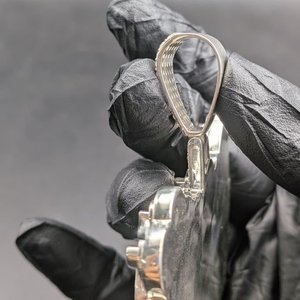 Colgante de Plata 925 Personalizado con Letra y Diamante Moissanita, Colgante con Logotipo de Casco Esmaltado y Diamantes Incrustados - Product Image 3