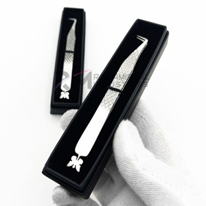 Pince à cils RMI Batter Fly Bottom Design, pointe à 90 degrés, prise diamantée et emballage en boîte noire - Product Image 4