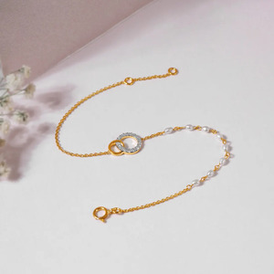 Bracelet en diamants entrelacés avec chaîne en or jaune et design latéral perlé de pierres blanches - Product Image 5