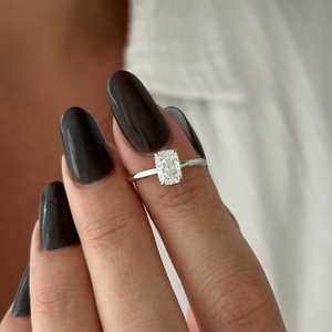 Anillo Solitario Delgado Minimalista con Diamante Cultivado en Laboratorio de 1 Quilate, Corte Cojín Alargado, E VVS2, Certificado IGI - Product Image 1
