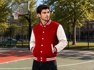 Blouson universitaire en laine rouge pour homme avec manches, col montant, logo frontal, coupe classique, fermeture boutonnée, tenue décontractée d'hiver - Product Image 1