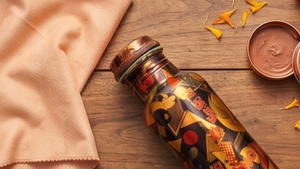 Elegante botella de agua de cobre impresa en negro y amarillo, ecológica y de primera calidad, ideal para la hidratación diaria, yoga, hogar y oficina. - Product Image 2