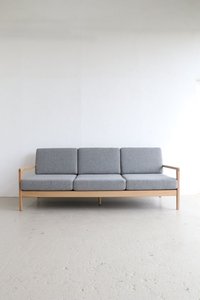 Canapé Monalize moderne et contemporain en bois massif, rembourré en tissu gris, écologique, durable, pour salon, hôtel, villa - Product Image 2