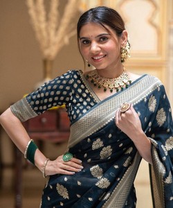 Elegante sari de seda azul marino con estampado floral dorado y borde plateado, traje tradicional indio para bodas, para mujeres. - Product Image 4