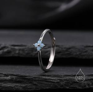 แหวนดอกไฮเดรนเยียสีน้ำเงินประดับเพชร CZ ดีไซน์มินิมอล ทำจากเงินแท้ ประดับคริสตัลสี่ดอก แหวนเพชร CZ ขนาดเล็ก ปรับขนาดได้ - Product Image 1
