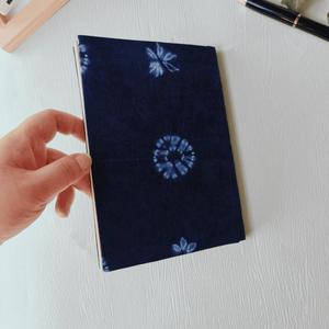 Carnet artisanal à couverture rigide en papier imprimé, motif floral bleu, avec 50 feuilles - Product Image 4